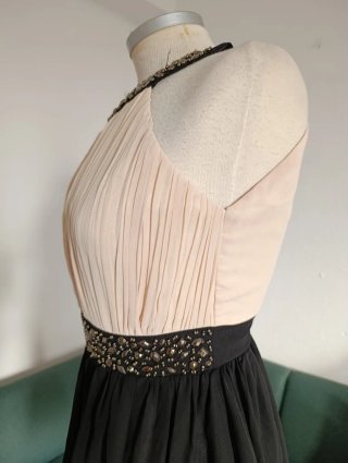 Vestido fiesta beige y negro con pedrería