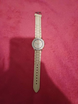Reloj de pulsera blanco y dorado