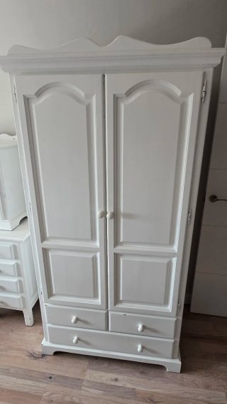 Cómoda blanca con espejo, mesita de noche y armari