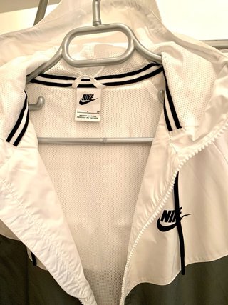 Chaqueta cortavientos Nike. Talla S.