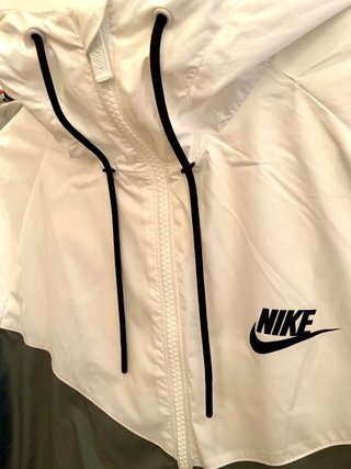 Chaqueta cortavientos Nike. Talla S.