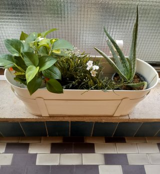 Jardinera metálica blanca