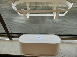 Jardinera metálica blanca