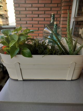Jardinera metálica blanca
