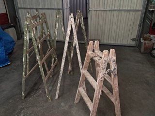 5 burras de obra / caballetes 1m y escalera pequeñ