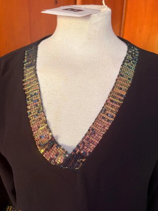 Vestido negro H&G con detalles multicolor