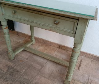 Mesa tocinera con 2 taburetes, comprada en Ronda.
