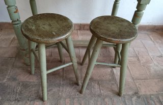 Mesa tocinera con 2 taburetes, comprada en Ronda.