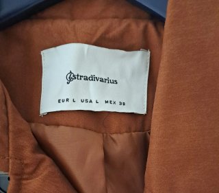 Gabardina Stradivarius marrón. Talla L