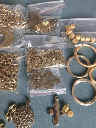 Lote Colgantes y Abalorios Dorados