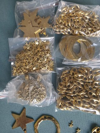Lote Colgantes y Abalorios Dorados