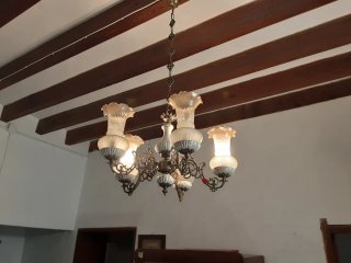 Lámpara de techo antigua con tulipas