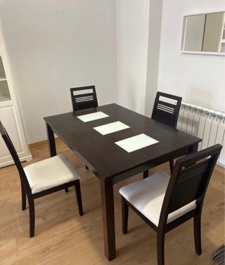 Mesa de comedor con 4 sillas
