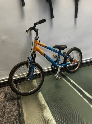 Bicicleta infantil azul y naranja