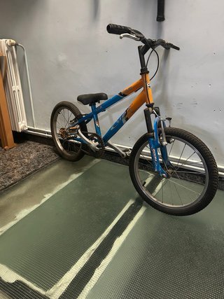 Bicicleta infantil azul y naranja