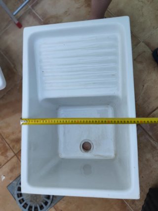 Pila de lavar blanca