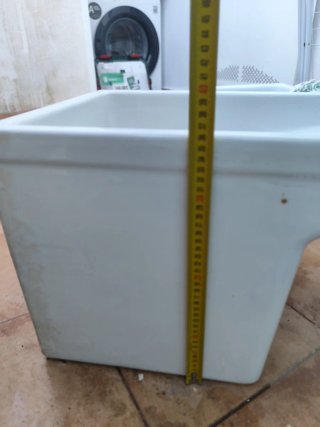 Pila de lavar blanca