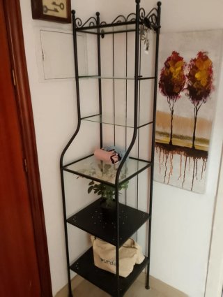 Scaffale in ferro battuto con ripiani in vetro