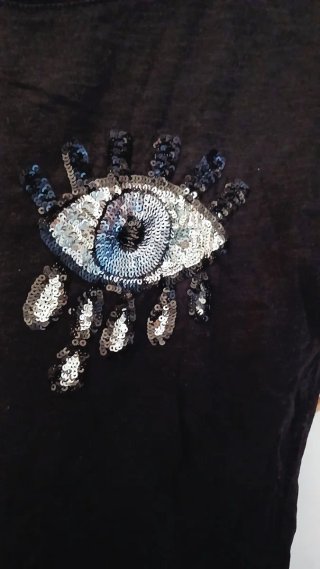 Camiseta negra con ojo bordado y lentejuelas