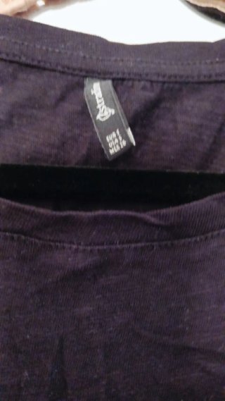 Camiseta negra con ojo bordado y lentejuelas
