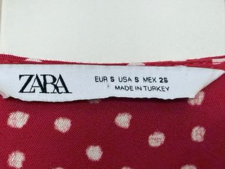 Vestido rojo con lunares blancos
