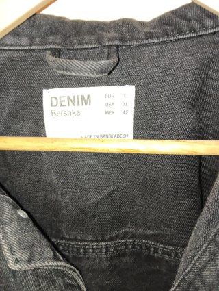 Cazadora vaquera Bershka negra Talla M