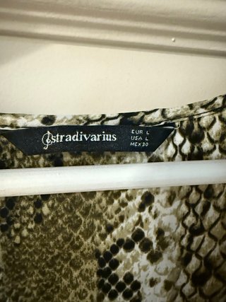 Blusa Stradivarius estampado serpiente