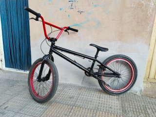 Bicicleta BMX Monty 20 Negra y Roja