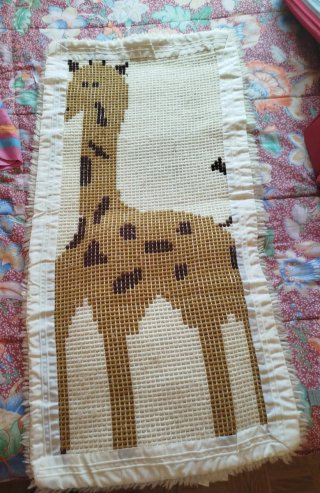 Alfombra pie de cama infantil. Diseño Jirafa.