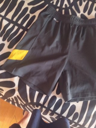 Pantalones cortos Nike Dri-Fit negros y amarillos