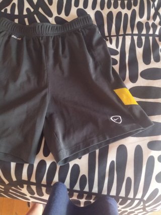 Pantalones cortos Nike Dri-Fit negros y amarillos