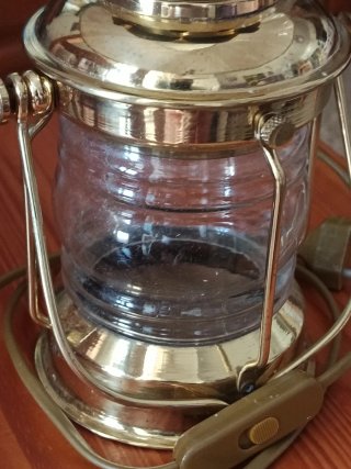 Lámpara de mesa dorada y transparente