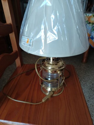 Lámpara de mesa dorada y transparente