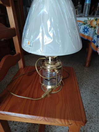 Lámpara de mesa dorada y transparente