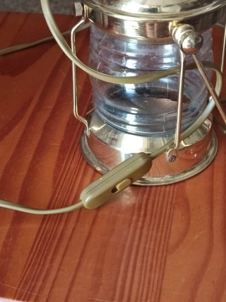Lámpara de mesa dorada y transparente