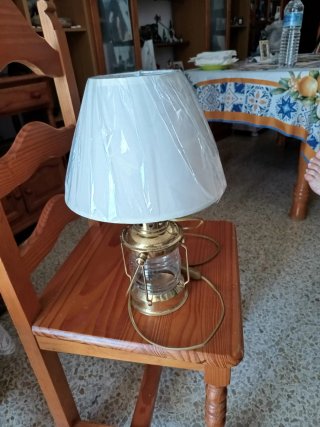 Lámpara de mesa dorada y transparente