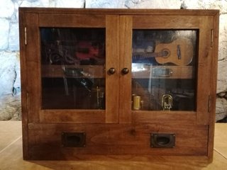 Mueble vitrina rústica madera maciza con cajones.