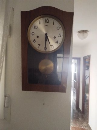 Reloj de pared antiguo de péndulo