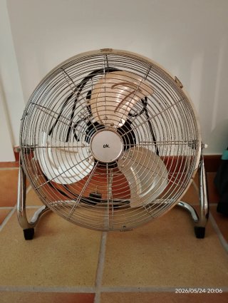 Ventilador de pie ok. plateado y negro