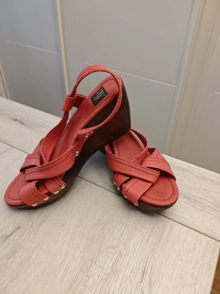 Cuñas de piel color coral