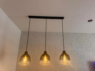 Lámpara 3 cúpulas ahumadas y bombillas decorativa.