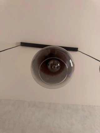 Lámpara 3 cúpulas ahumadas y bombillas decorativa.