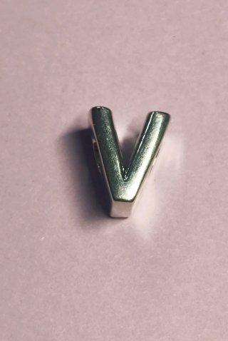 Charm letra V con circonitas