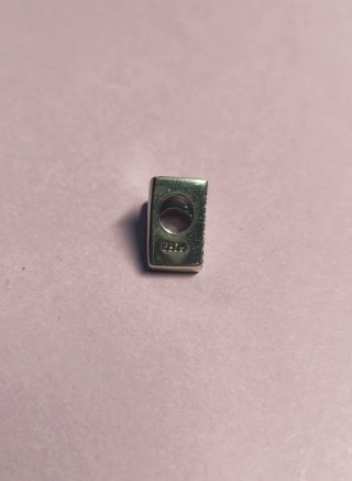 Charm letra V con circonitas