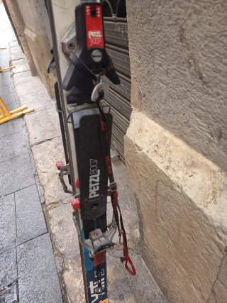 Esquís Petzl con fijaciones