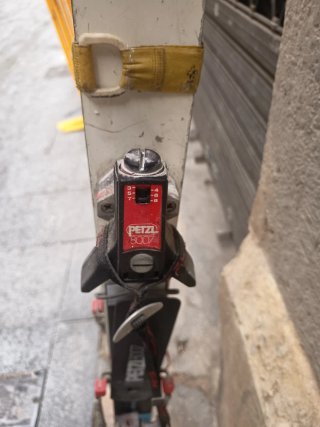 Esquís Petzl con fijaciones