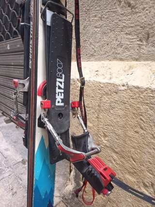 Esquís Petzl con fijaciones