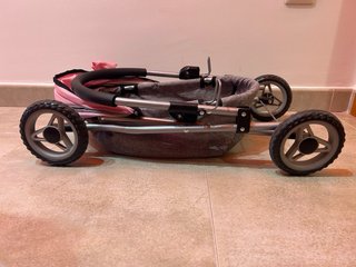Carrito de muñecas rosa y gris