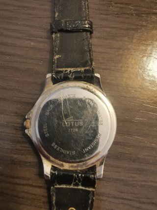 Reloj Lotus Negro y Dorado