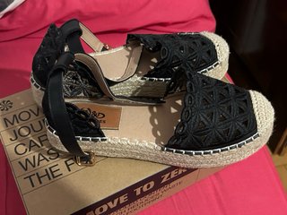 Sandalias cuña negras y beige